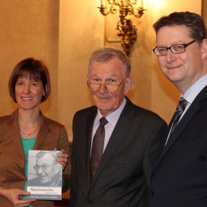 Buchübergabe. v.l.n.r.: Heike Hofmann, Karl Schneider und Thorsten Schäfer-Gümbel